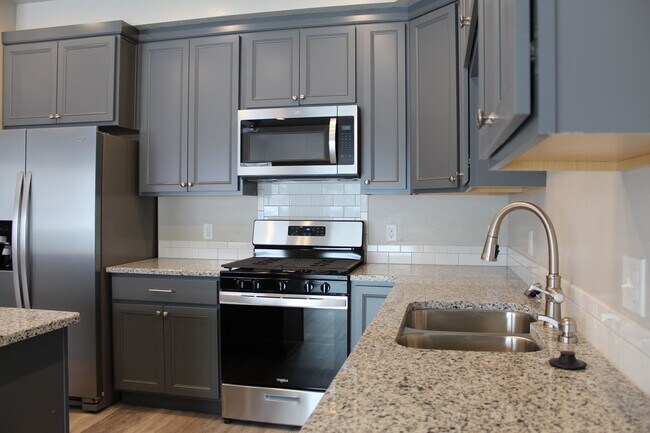 Building Photo - Beautiful Newer Townhouse