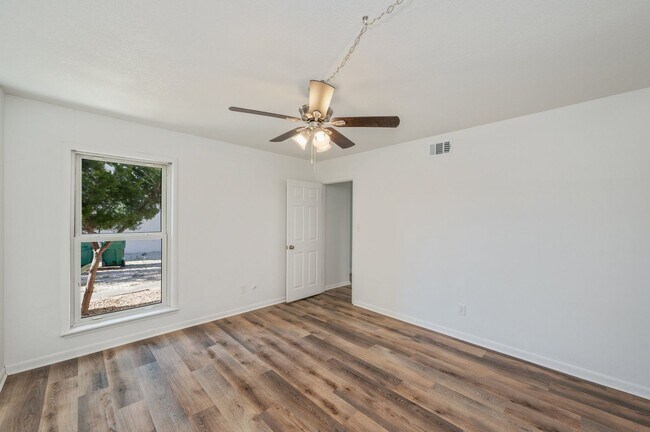 Building Photo - Spacious townhouse with large 2nd floor covered patio!