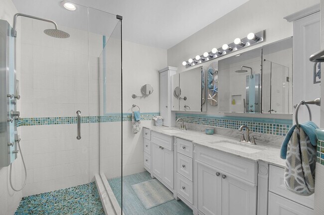 Building Photo - 6040 SE Martinique Dr