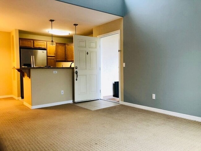 Building Photo - Sunny Top Floor 2BD/2BA Condo in Desirable...
