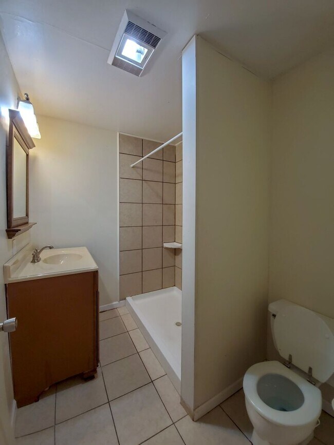 Building Photo - 4 Bedroom 2 bath Home in Shawnee