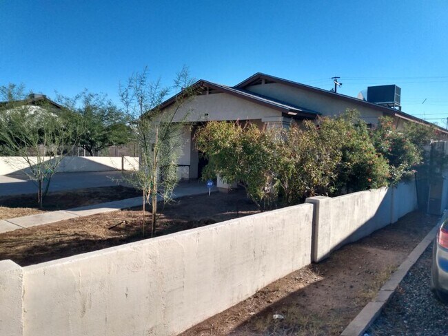 Building Photo - 1327 E Pierce St