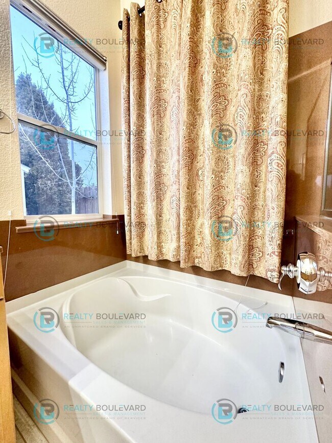 Building Photo - Beautiful 3 Bedroom, 2Bath, 3 Car Garage home in South Reno With Large Back Yard and Hot Tub!