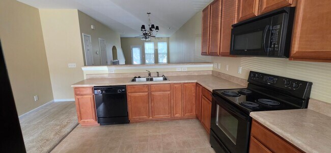 Building Photo - Townhouse For The Family!!