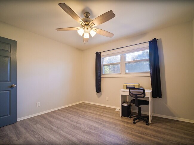 Building Photo - "Charming 2-Bedroom Retreat with Granite Elegance on Thornton Road!"