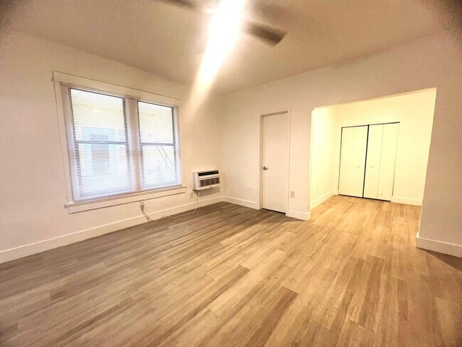 Building Photo - 1 Bedroom Across from Flamingo Park - Minu...