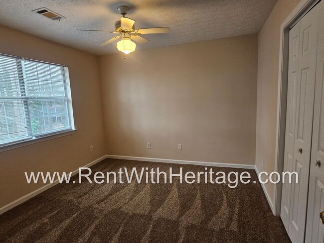 Building Photo - AWESOME 2 BEDROOM / 1.5 BATH APARTMENT IN ...