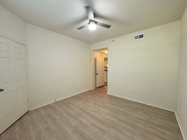 Building Photo - First floor, 3BR/2BA with garage Villa San Marco Condo