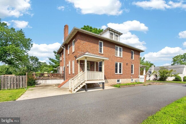 Building Photo - 855 N Pleasantview Rd