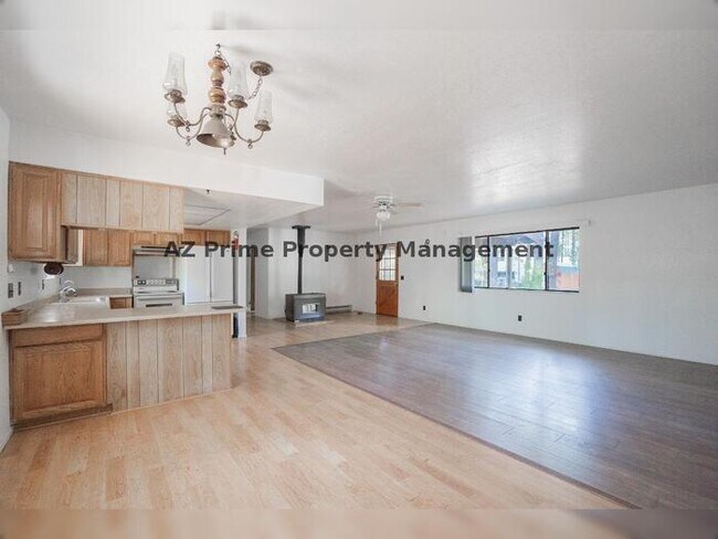 Building Photo - 5383 Glenwood Ln