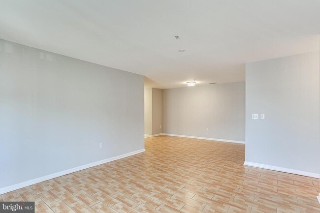 Building Photo - 31 Lambourne Rd