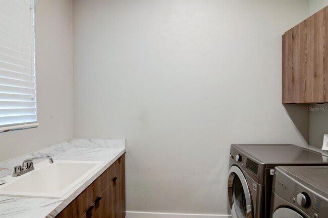 Building Photo - 861 SW 120th Dr