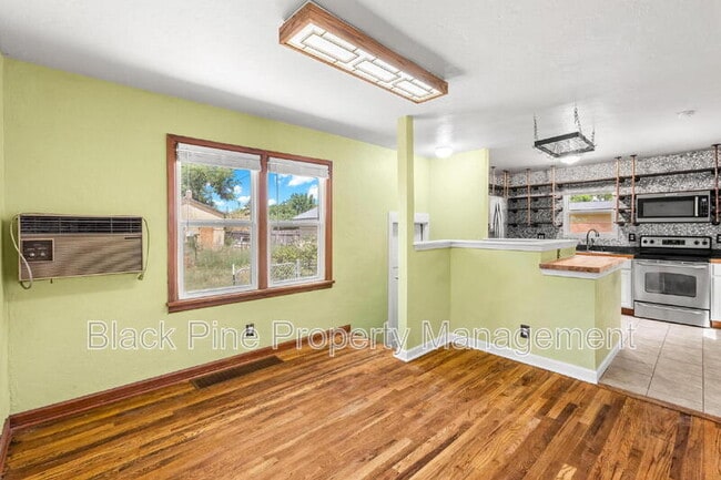 Building Photo - 910 W Orchard Ave
