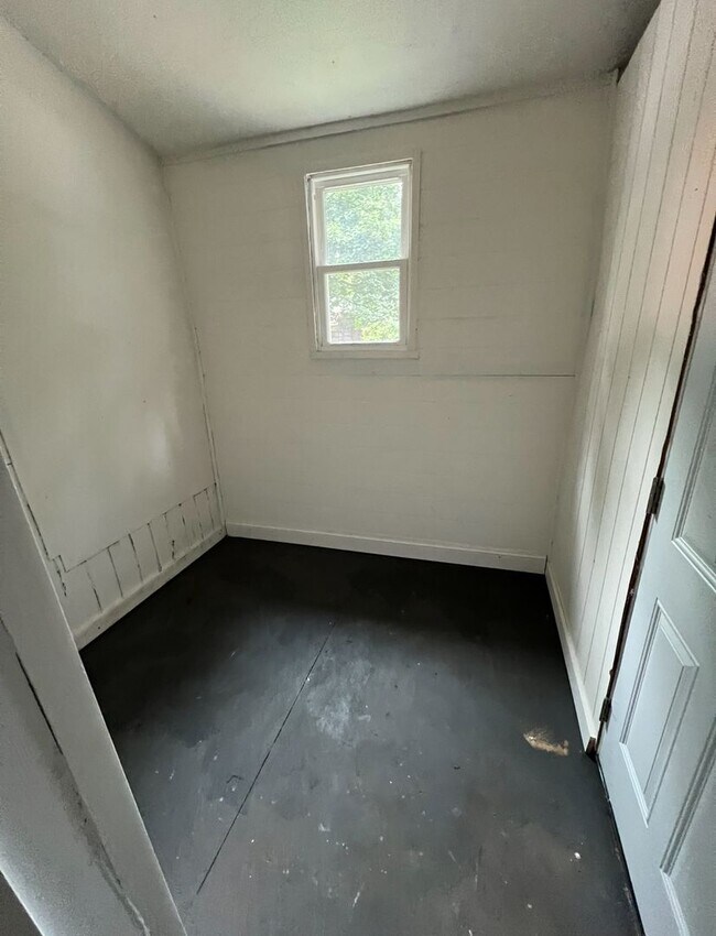 Building Photo - Renovated 3 Bedroom End Unit Available Now!