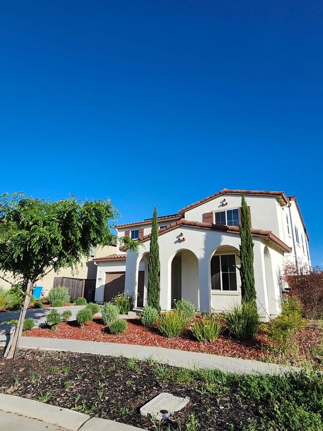 Building Photo - Beautiful Plumas Lake home on a large lot with SOLAR