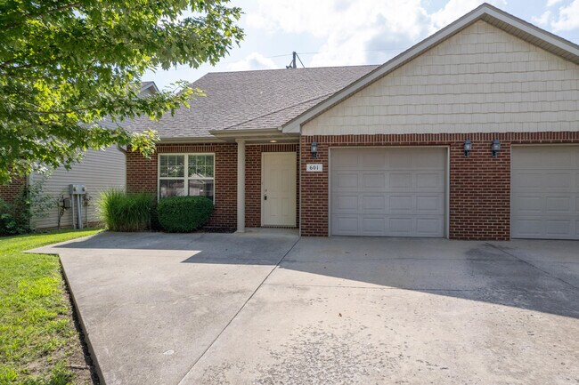 Building Photo - 601 Glenstone Dr