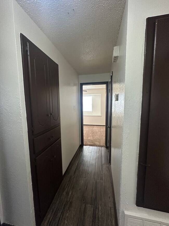 Building Photo - Spacious 4 bed, 1.5 bath