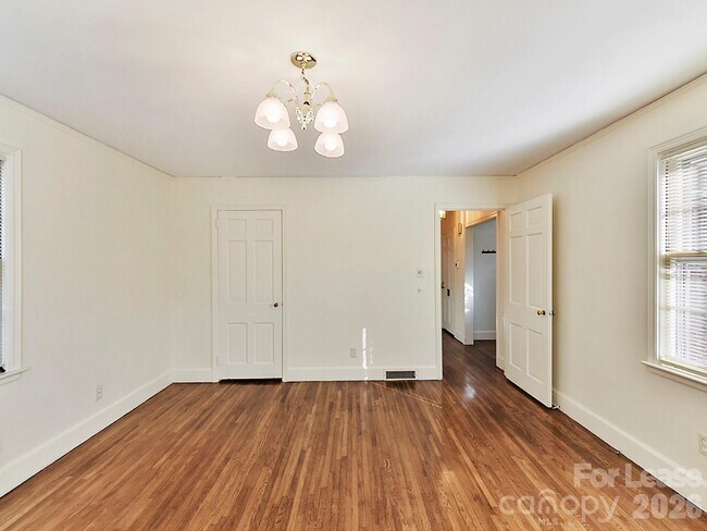 Building Photo - 711 Mt Vernon Ave