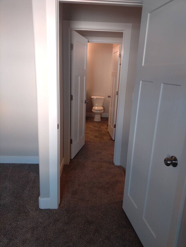 Building Photo - Cute and Spacious! Available Now!