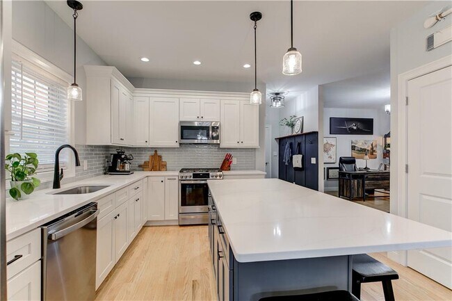 Building Photo - 142 Ferreira Ave