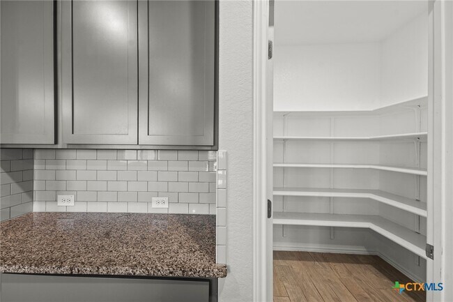 Building Photo - 271 Kinsley Wy