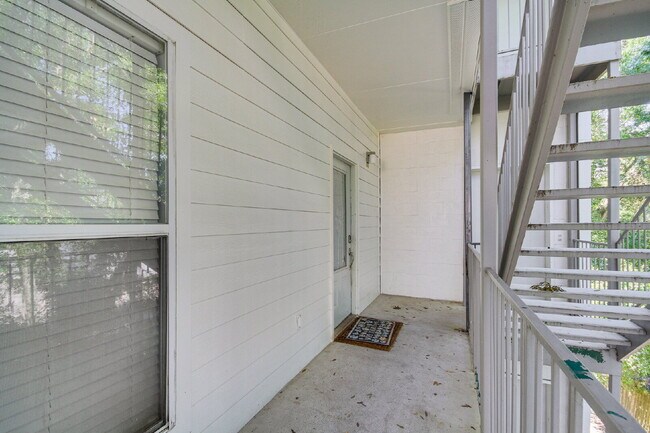 Building Photo - Great Biloxi 2/2 close to the beach!