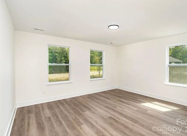 Building Photo - Charming BRAND NEW 3BR/2BA For Rent in Cha...