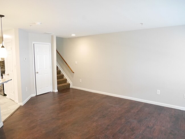 Building Photo - Move in Ready Townhouse!