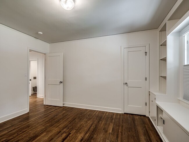 Building Photo - Luxury Living in the Heart of Tulsa