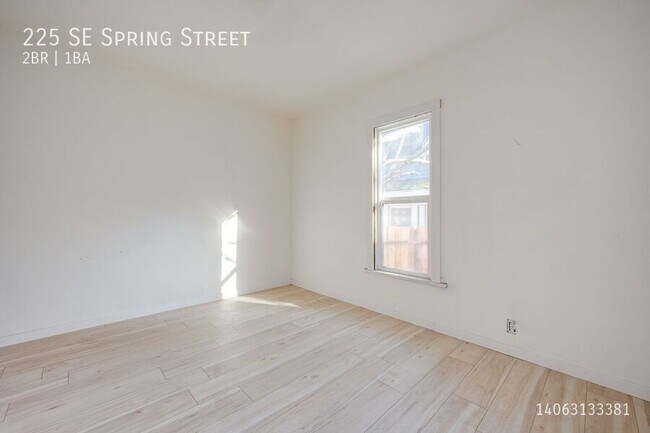 Building Photo - 225 SE Spring St