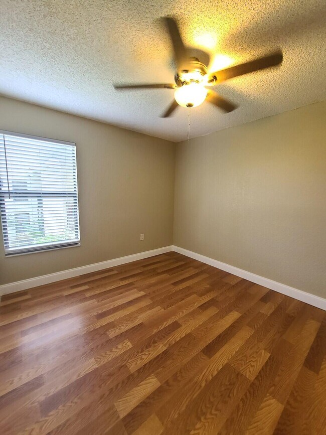 Building Photo - 1520 Lake Crystal Dr