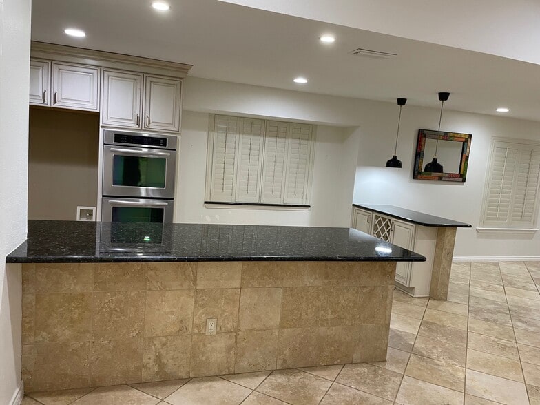 Building Photo - 737 Robin Ln