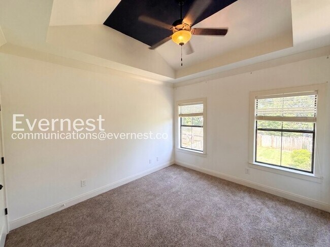 Building Photo - Comfort Meets Modern Convenience with Fireplace / 3 Beds & 2.5 Bath / Available Now