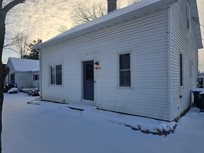 Building Photo - N5621 N Franklin St