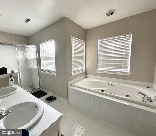Building Photo - 8901 Normandy Dr