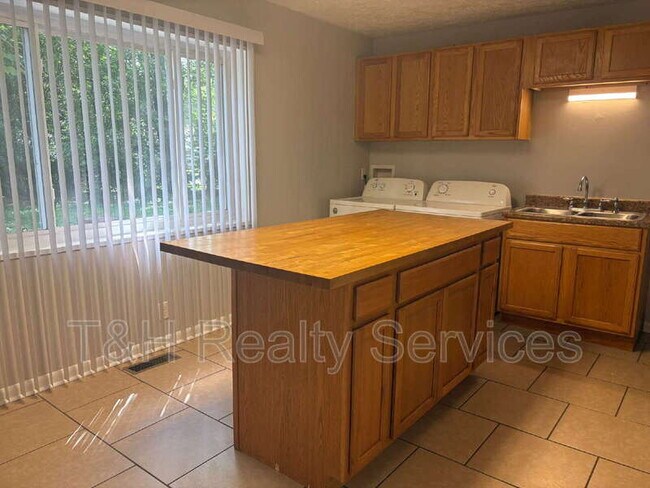 Building Photo - 636 Park Dr