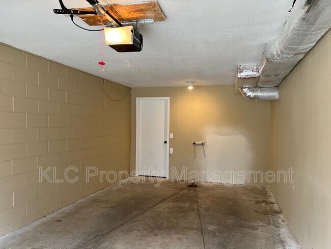 Building Photo - 3805 Maquoketa Dr