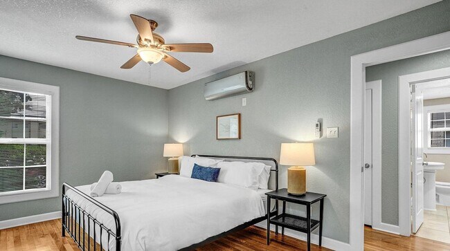 Building Photo - Charming 2-bedroom, 1-bathroom apartment!