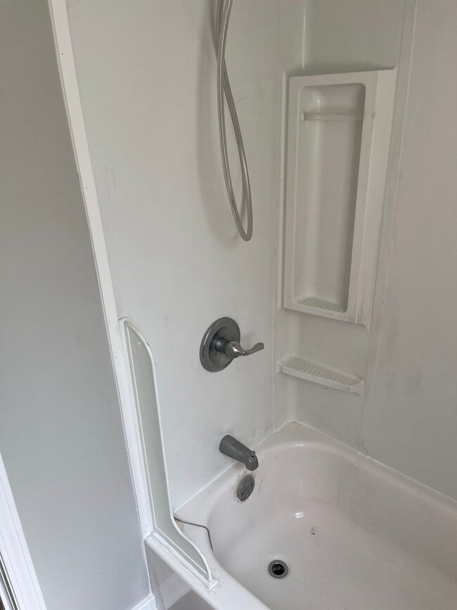 Building Photo - FABULOUSLY RENOVATED 4BR, 2Bath HOME IN TH...