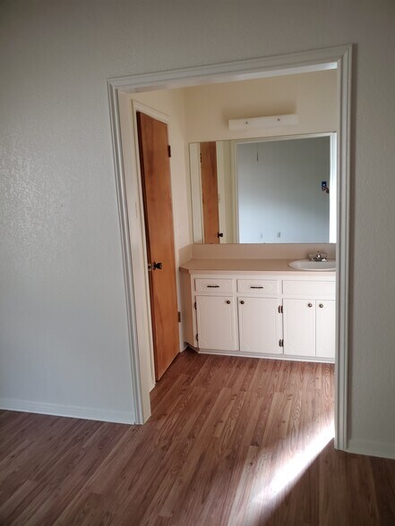 Building Photo - 2403 Phyllis Dr
