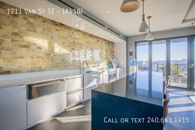 Building Photo - 1211 Van St SE