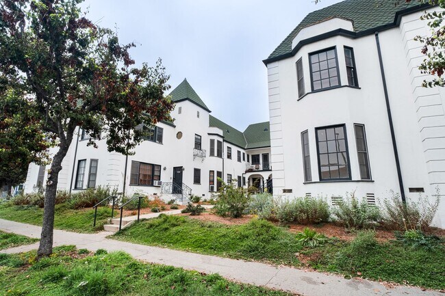Building Photo - Spacious 1-Bedroom 1-Bath apartment in Los Feliz