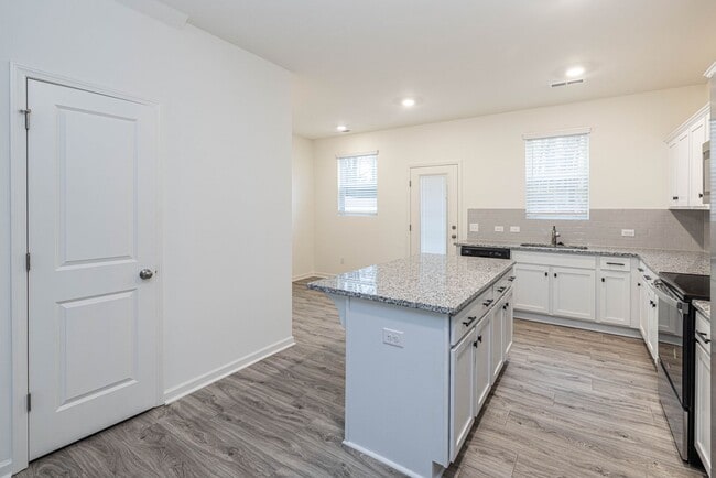 Building Photo - Charming 3-Bedroom End Unit Townhome Near Jack Alexander Blvd - APRIL MOVE IN SPECIAL