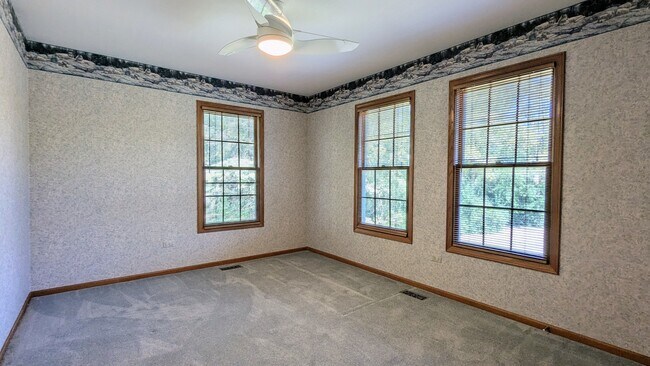 Building Photo - 12 Oneida Ln