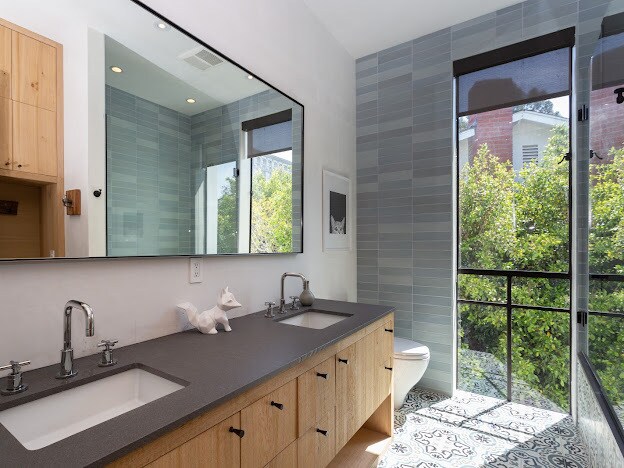 Shared bath with tub and shower - 941 Princeton Dr