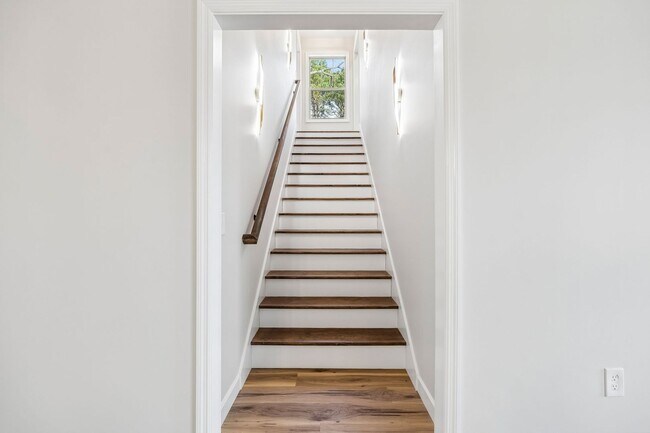 Building Photo - 211 Majestic Dr