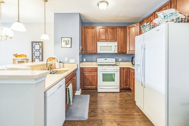 Building Photo - Beautiful 2 Bedroom, 2 Bath Condo In The H...
