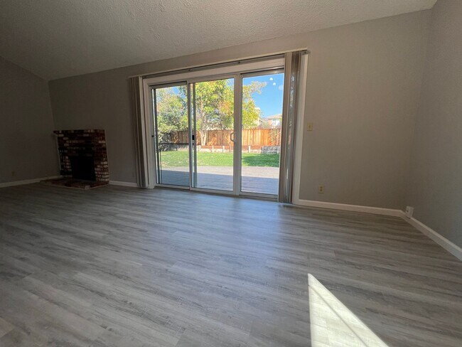 Building Photo - Newly Updated 4/2 Home! Remodeled Bathroom...