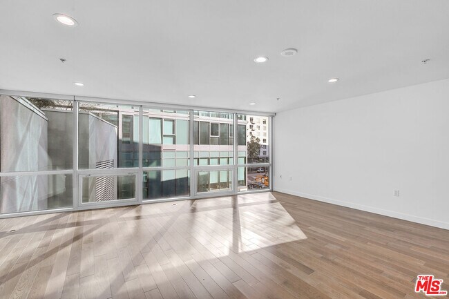 Building Photo - 901 Flower St