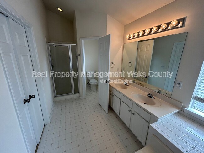 Building Photo - 2500 Valley Haven Dr